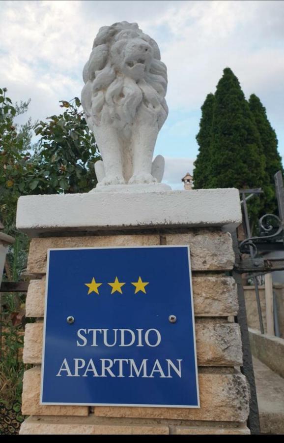 Studio Apartment City With Free Parking Pula Exterior photo