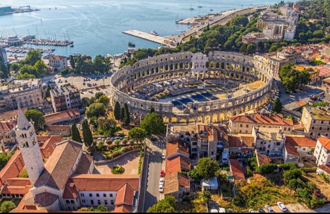 Studio Apartment City With Free Parking Pula Exterior photo