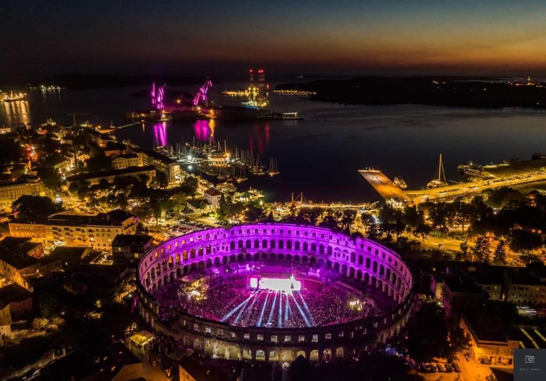 Studio Apartment City With Free Parking Pula Exterior photo