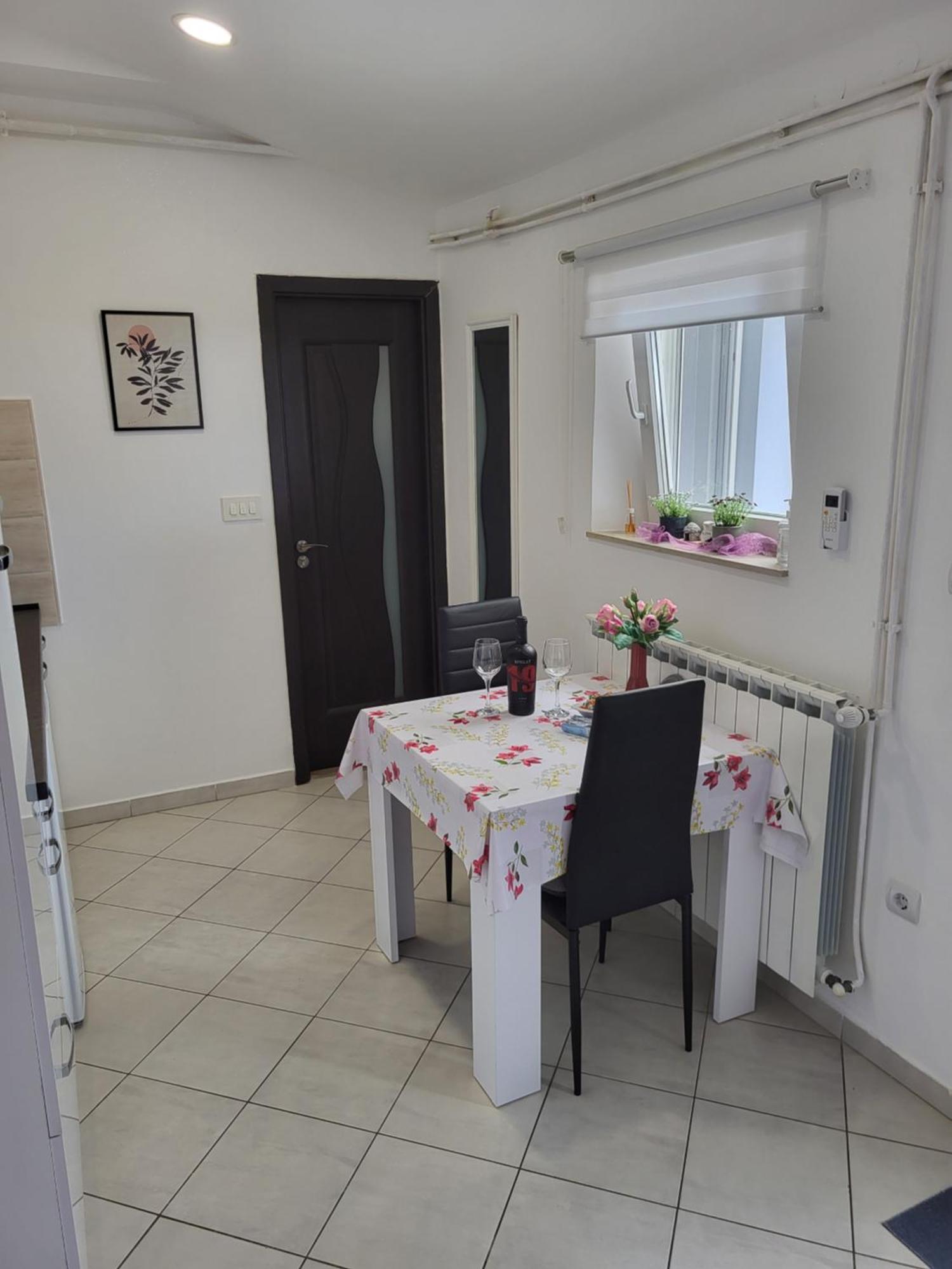 Studio Apartment City With Free Parking Pula Exterior photo