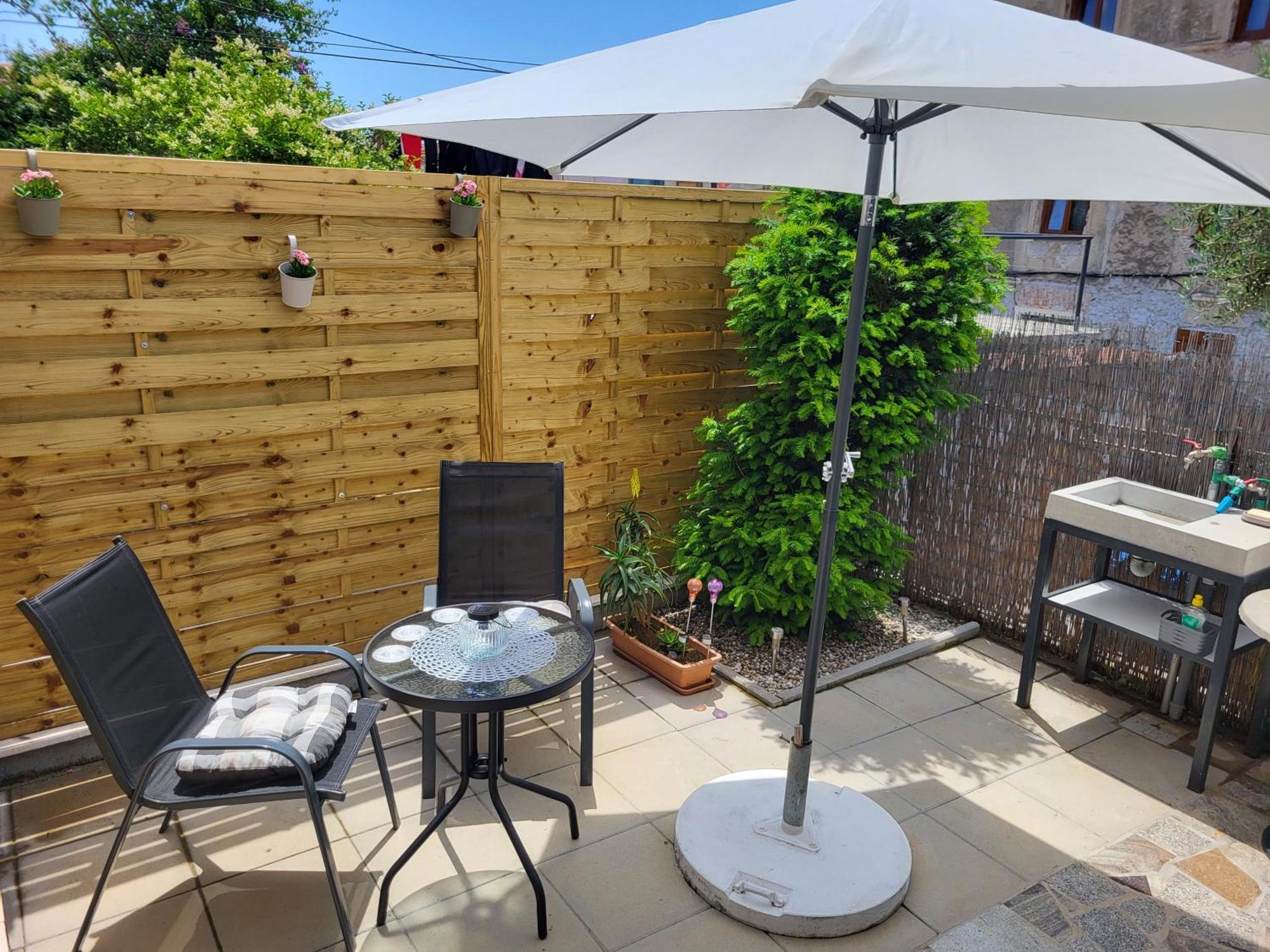 Studio Apartment City With Free Parking Pula Exterior photo